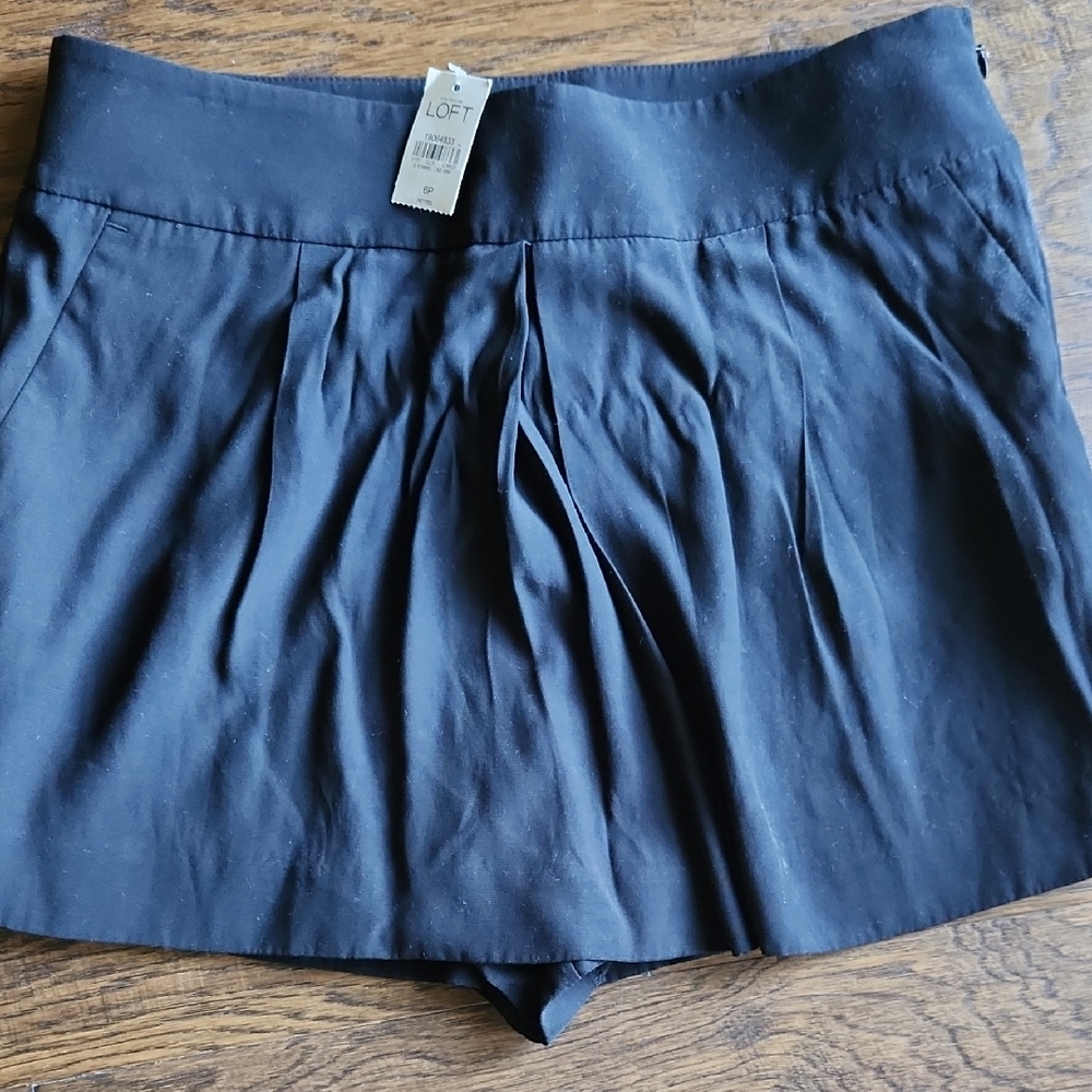 LOFT Women's Black Pleated Shorts